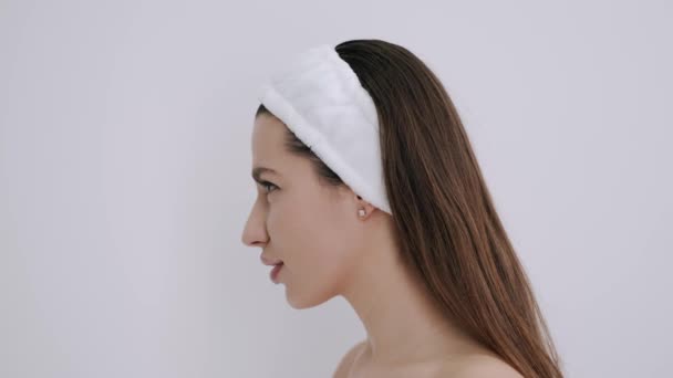 Profile of young girl in white hoop in beauty salon. - Πλάνα, βίντεο