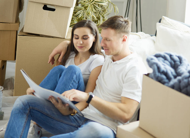 Young couple moving in to new home together - Foto, Imagem