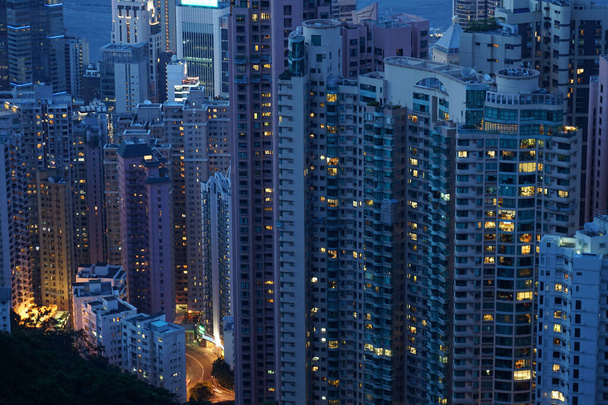 Hong Kong felhőkarcolói, amelyek a Victoria-csúcsról láthatók - Fotó, kép