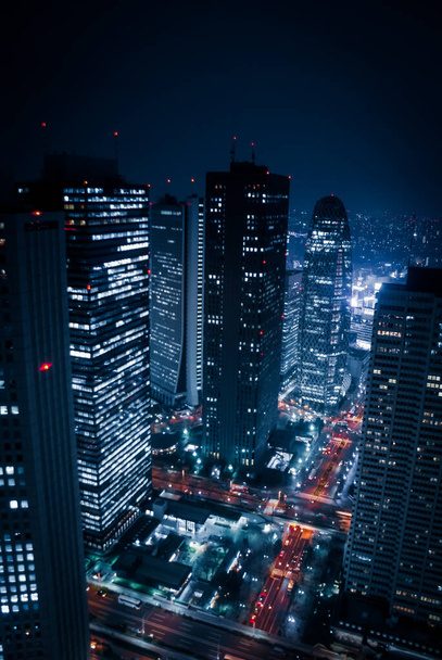 Ουρανοξύστες με νυχτερινή θέα από το κτίριο της μητροπολιτικής κυβέρνησης του Τόκιο - Φωτογραφία, εικόνα