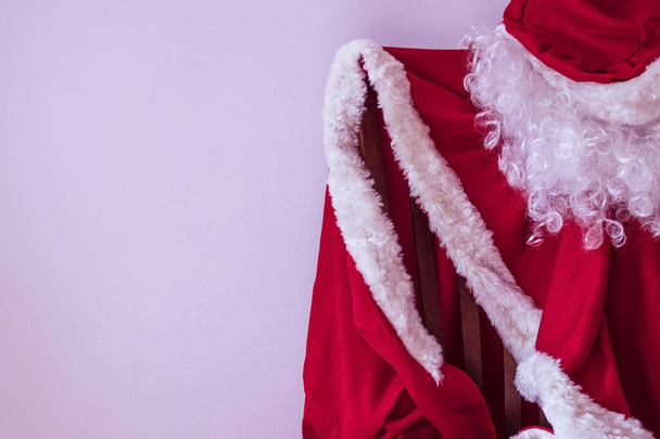 O casaco, boné e barba do Papai Noel estão esperando o Ano Novo. Torne-se um mágico, experimente uma nova imagem, cumpra os desejos de seus entes queridos. Crie um feriado com suas próprias mãos
! - Foto, Imagem
