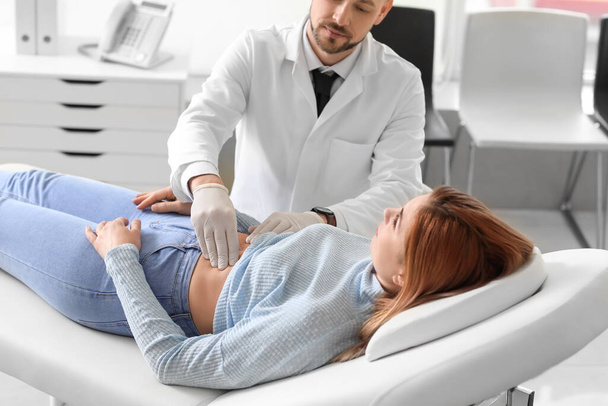 Gastroenterólogo examinando mujer en clínica
 - Foto, imagen