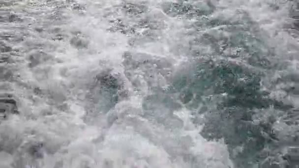vera cruz, bahia / Brazília - 2018. augusztus 22.: a víz mozgása a Baia de Todos Santosról a Vera Cruz szigetről Salvador városába vezető lándzsaátkelés során. - Felvétel, videó