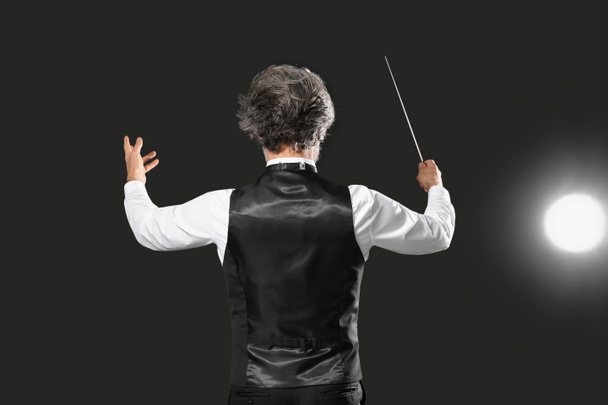 Conducteur masculin senior sur fond sombre - Photo, image