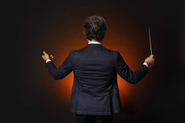 Conductor masculino senior sobre fondo oscuro - Foto, Imagen