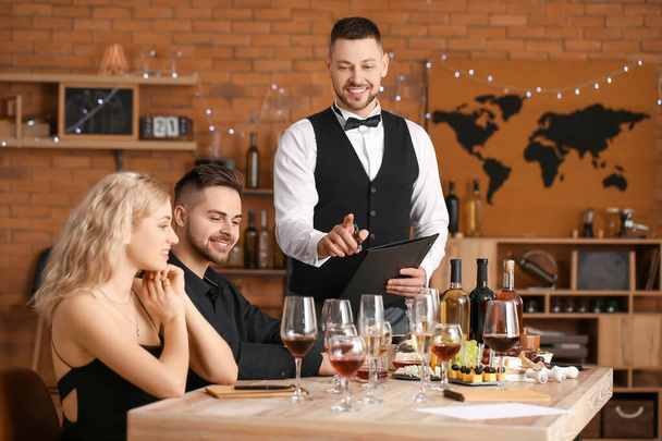 レストランでワインを試飲する人 - 写真・画像