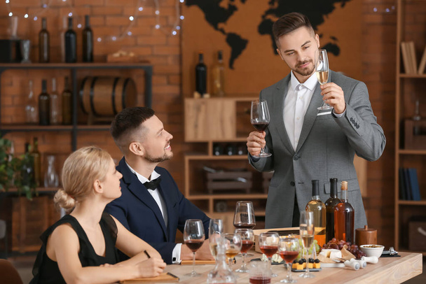 Gente degustando vino en el restaurante
 - Foto, Imagen