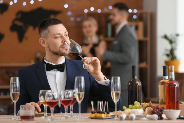Man tasting wine at the restaurant - Foto, Imagem