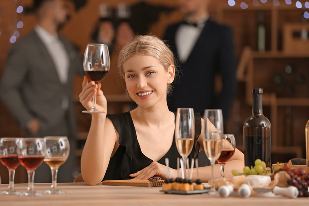 Frau verkostet Wein im Restaurant - Foto, Bild