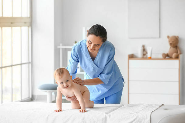 Terapeuta de massagem trabalhando com bebê bonito no centro médico
 - Foto, Imagem