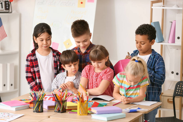 Crianças pequenas durante a aula na escola de idiomas
 - Foto, Imagem
