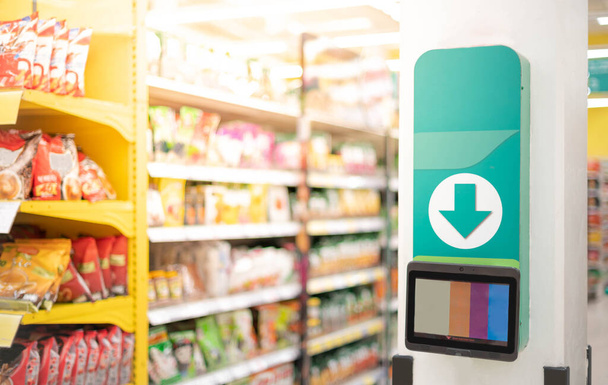Viivakoodi hinta skanneri seinällä supermarketissa itsepalvelu tarkistaa hinta ja tiedot, Uusi tekniikka itsenäisesti tarkistaa tavaroiden arvo
. - Valokuva, kuva