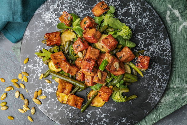 Tavola con gustoso tofu e verdure in tavola
 - Foto, immagini