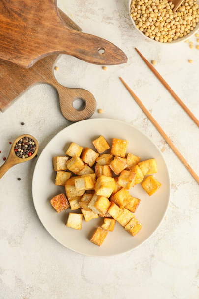 Assiette avec tofu savoureux fromage sur fond blanc
 - Photo, image