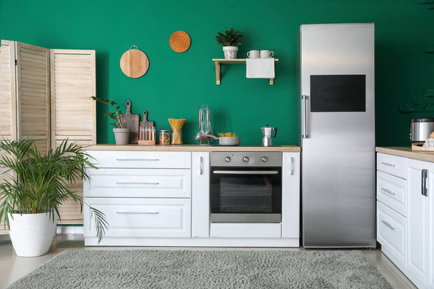 Интерьер современной кухни с холодильником
 - Фото, изображение