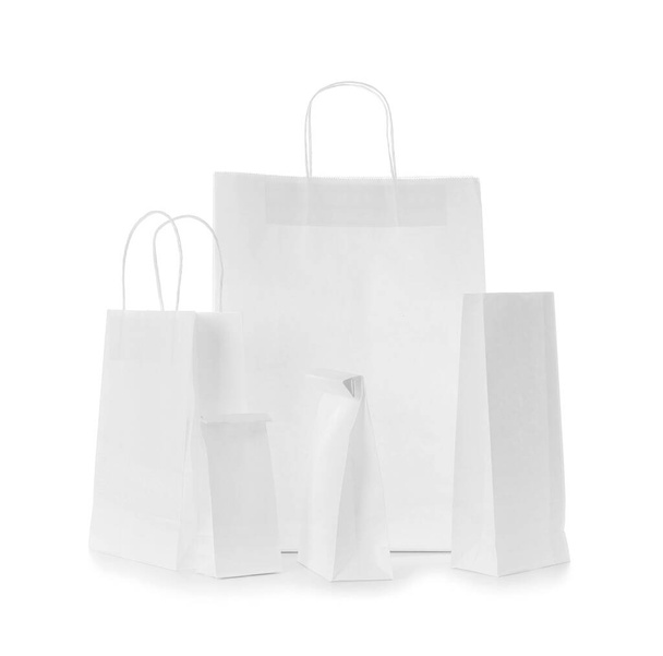 Bolsas de papel sobre fondo blanco
 - Foto, Imagen