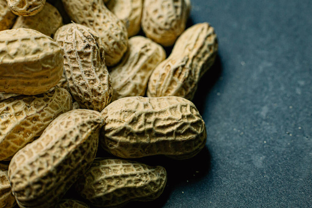 Los cacahuetes en una textura de concha para el contenido de alimentos
. - Foto, Imagen