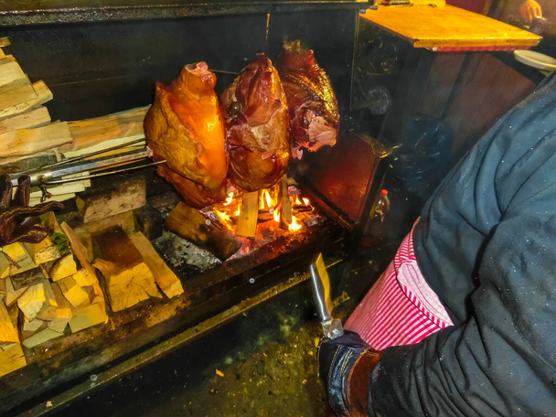 Традиційна чеська вулична їжа - свинина на вогні в Празі. - Фото, зображення
