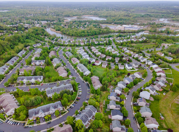 Una piccola città da un quartiere suburbano di altezza con tetti di case paesaggio urbano - Foto, immagini