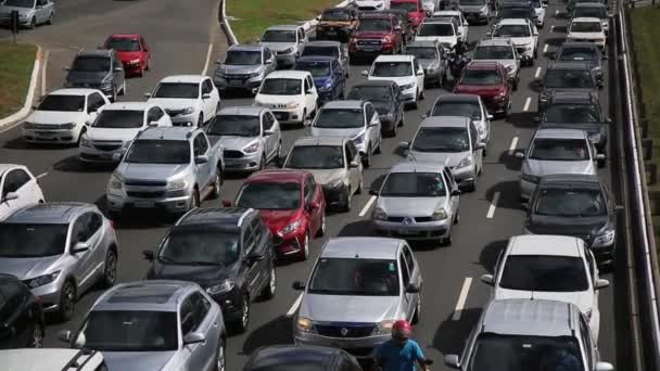 salvador, bahia / brasil - 18 de diciembre de 2019: los vehículos se ven durante la congestión de la madrugada en la ciudad de Salvador
. - Imágenes, Vídeo