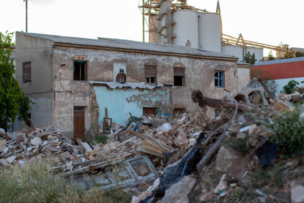 összeomlott ház tele törmelékkel - Fotó, kép