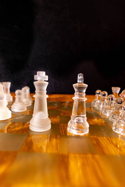 Σκακιστικό επιτραπέζιο παιχνίδι έννοια για ιδέες και τον ανταγωνισμό και τη στρατηγική, επιχειρηματική επιτυχία έννοια. - Φωτογραφία, εικόνα