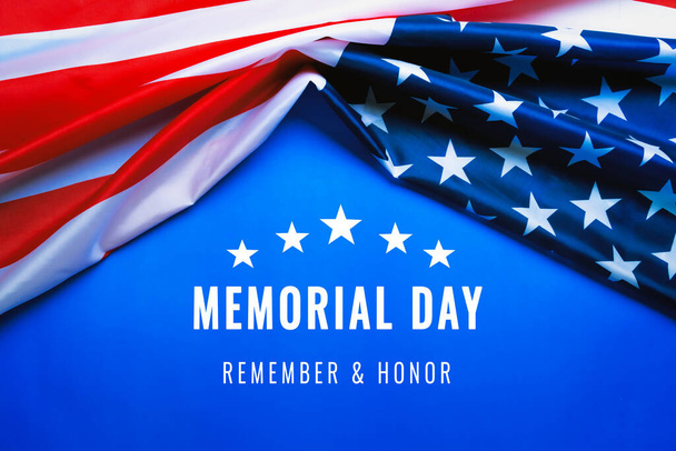Концепция Дня памяти и независимости США, флаг Соединенных Штатов Америки на синем фоне
 - Фото, изображение