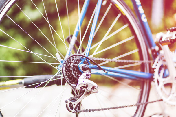 Τροχός ποδηλάτου. Κοντινή φωτογραφία ενός μέρους ενός ποδηλάτου. Φωτογραφία σχετικά με την ημέρα του ποδηλάτου. 3 Ιουνίου. Παγκόσμια ημέρα ποδηλάτων. Φωτογραφία χωρίς ορατούς. Μπλε τροχός. - Φωτογραφία, εικόνα