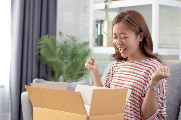 Азійські жінки щасливі і задоволені речами, замовленими в Інтернеті. Концепція онлайн-шопінгу - Фото, зображення