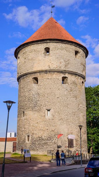 Tallin, Estonia - 2 de agosto de 2019: Turismo de Estonia. Torre medieval en el casco antiguo de Tallin
 - Foto, imagen