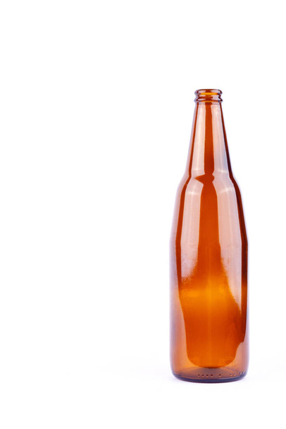 garrafa de cerveja marrom para festa de bebida de cerveja na bebida de fundo branco isolado
 - Foto, Imagem