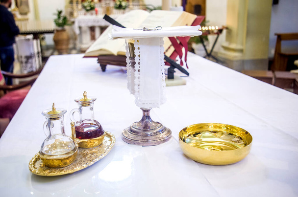 malja viinille, Kristuksen veri ja siborium isännän kanssa, Kristuksen ruumis ja ampullit viinin ja veden kanssa paavi Francescon kirkkojen vihkimiseksi muiden päälle - Valokuva, kuva
