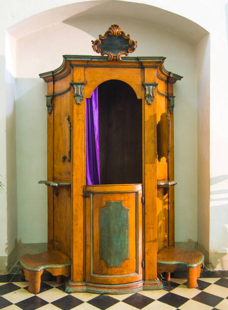 wnętrze kościoła, starożytny konfesjonał, gotowy uwolnić cię od grzechów - Zdjęcie, obraz