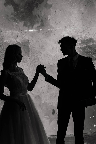 Art fashion studio foto di matrimonio coppia silhouette sposo e sposa su sfondo colori
. - Foto, immagini