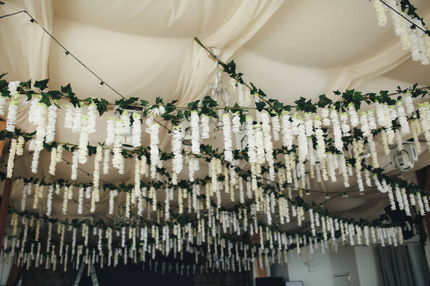 Odessa / Ukraina - 04 / 12 / 2015Dekoracje ślubne. Rustykalny styl dekoracji pokoju weselnego - Zdjęcie, obraz
