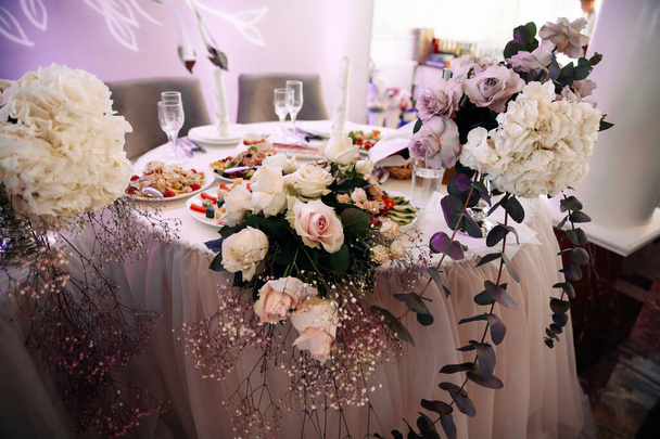 Lviv / Ucrania - 15 / 06 / 2018Decoraciones de boda. Elegante decoración de la sala de bodas en colores rosados con flores frescas
 - Foto, imagen