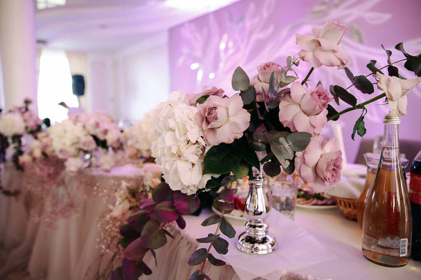 Lviv / Ukraine - 06/15/2018Wedding decorations. Stylish decoration of the wedding hall in pink colors with fresh flowers - Photo, Image