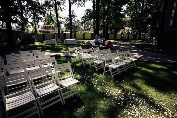 Κίεβο / Ουκρανία - 08 / 25 / 2018Διακόσμηση γάμου. Κομψές λευκές καρέκλες γάμου για την τελετή - Φωτογραφία, εικόνα