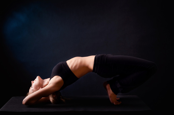 Postura de yoga en estudio
 - Foto, imagen
