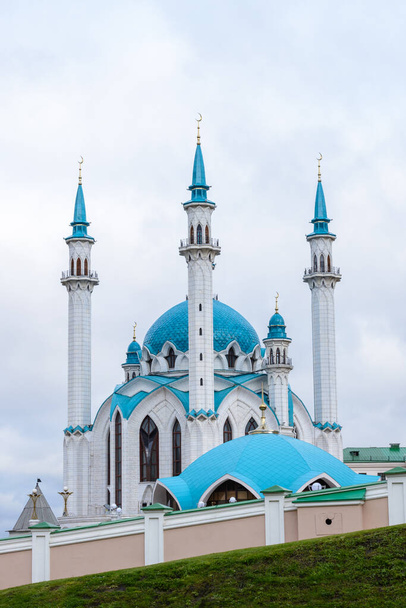 Rusya 'nın Tataristan, Kazan Kremlin kentindeki Kol Şerif Camii. Rusya 'nın en büyük camilerinden biri. Cami bir müze olarak hizmet veriyor. Bulutlu bir günde Manezh binasından görüntü. - Fotoğraf, Görsel
