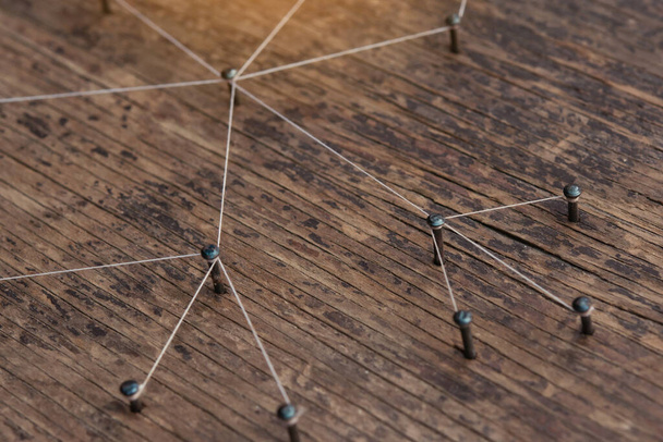 Verbindendes Netzwerk-Konzept - Netzwerk mit Garn weiß auf Plankenholz mit Kopierraum verbunden. Simulatorverbindung Social Media, Internet, Menschen-Kommunikation, Vernetzung - Foto, Bild