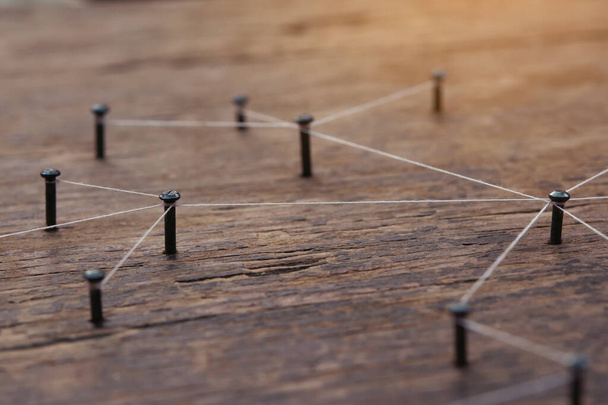 Conectando o conceito de redes - rede conectada com fio branco em madeira de prancha com espaço de cópia. Conexão de simulador de mídia social, internet, comunicação de pessoas, Linking entitie
 - Foto, Imagem