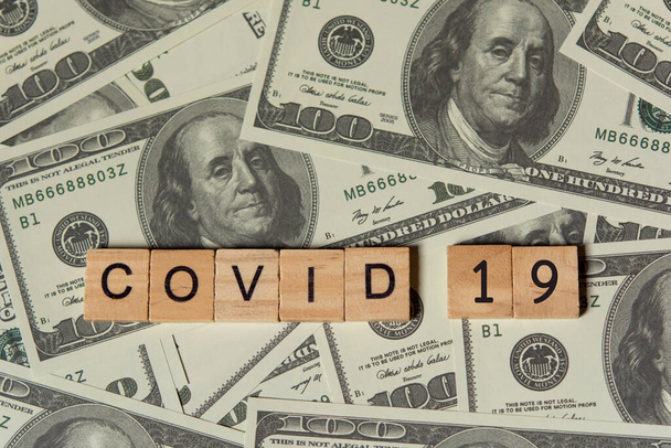 COVID-19 coronavirus puinen aakkoset lohkot, on 100 dollarin rahaa tausta kopio spac
 - Valokuva, kuva