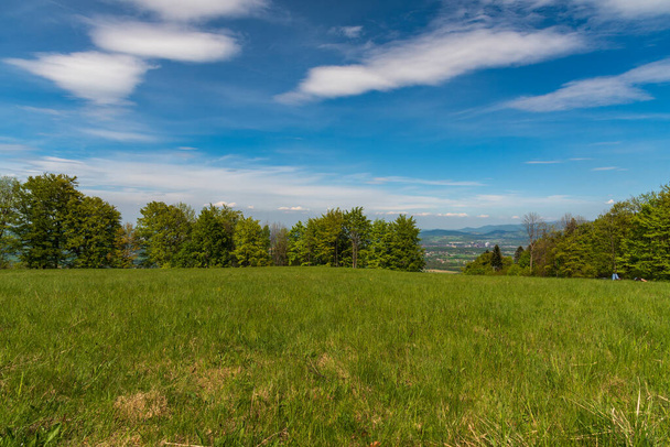 Godula wzgórze w Moravskoslezske Beskydy góry w Czechach z łąki i drzew wokół podczas pięknego wiosennego dnia - Zdjęcie, obraz