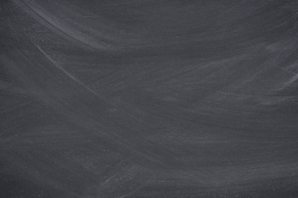 Κιμωλία τρίβονται στον μαυροπίνακα, chalkboard υφή φόντο αντίγραφο χώρο για την προσθήκη κειμένου και σχεδιασμού - Φωτογραφία, εικόνα