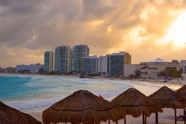 Mořské pobřeží na karibské pláži v oblasti Hoteleria v Cancúnu Quintana Roo Mexiko. - Fotografie, Obrázek