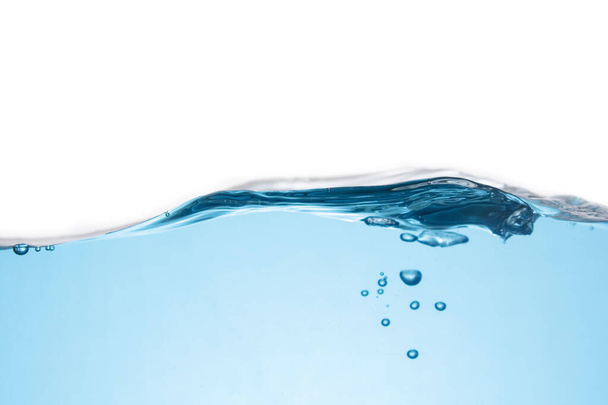 Saubere hellblaue Wasserwelle und Luftblasen isoliert auf weißem Hintergrund - Foto, Bild