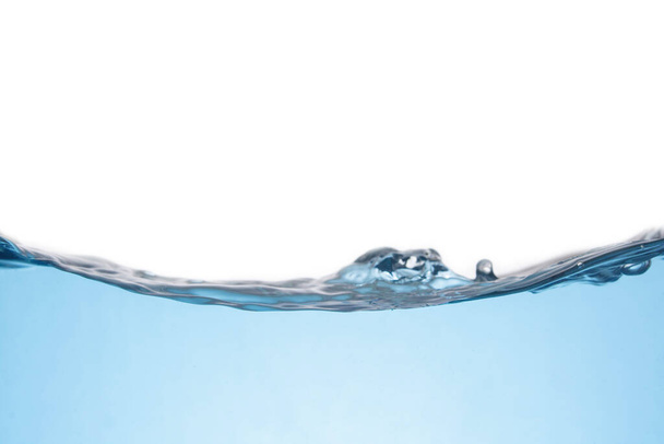 Temiz açık mavi su dalgası beyaz arkaplanda izole edildi - Fotoğraf, Görsel
