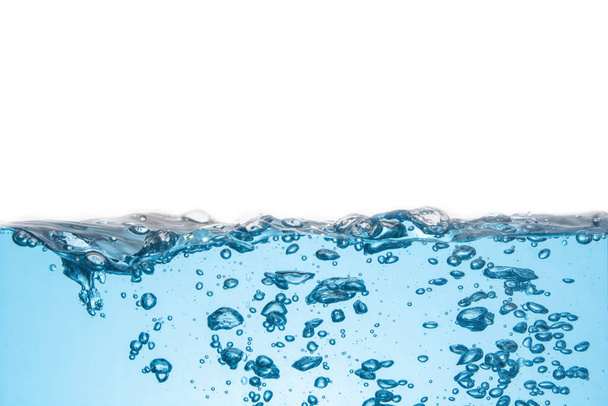 Чистый свет голубой волны воды и пузырьки воздуха изолированы на белом фоне
 - Фото, изображение