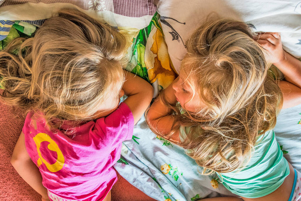 5 ve 7 yaşlarındaki iki küçük kız kardeş uyuyor.. - Fotoğraf, Görsel